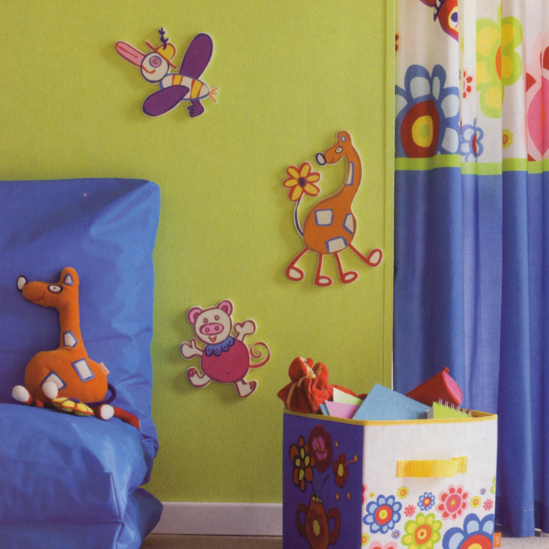 decofun Wanddekoration Raffi Junior an grüner Kinderzimmerwand, Libelle, Giraffe und Schweinchen neben blauem Sitzsack