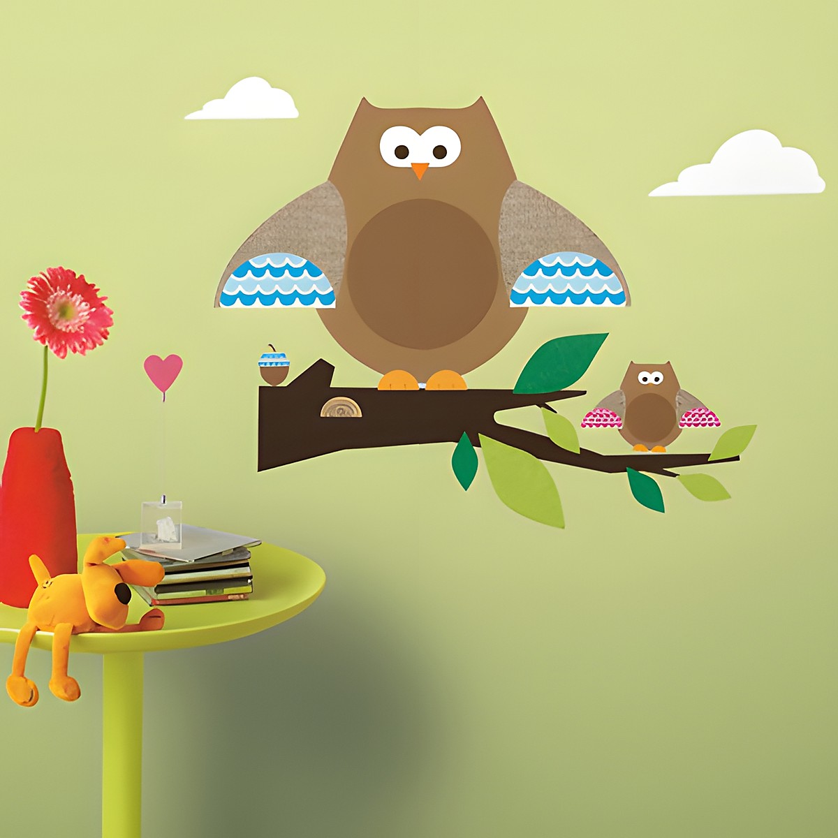 RoomMates Wandbild One Decor Owl Branch Peel & Stick, große Eule mit gemustertem Gefieder und kleinere Eule auf einem Ast an einer grünen Kinderzimmerwand