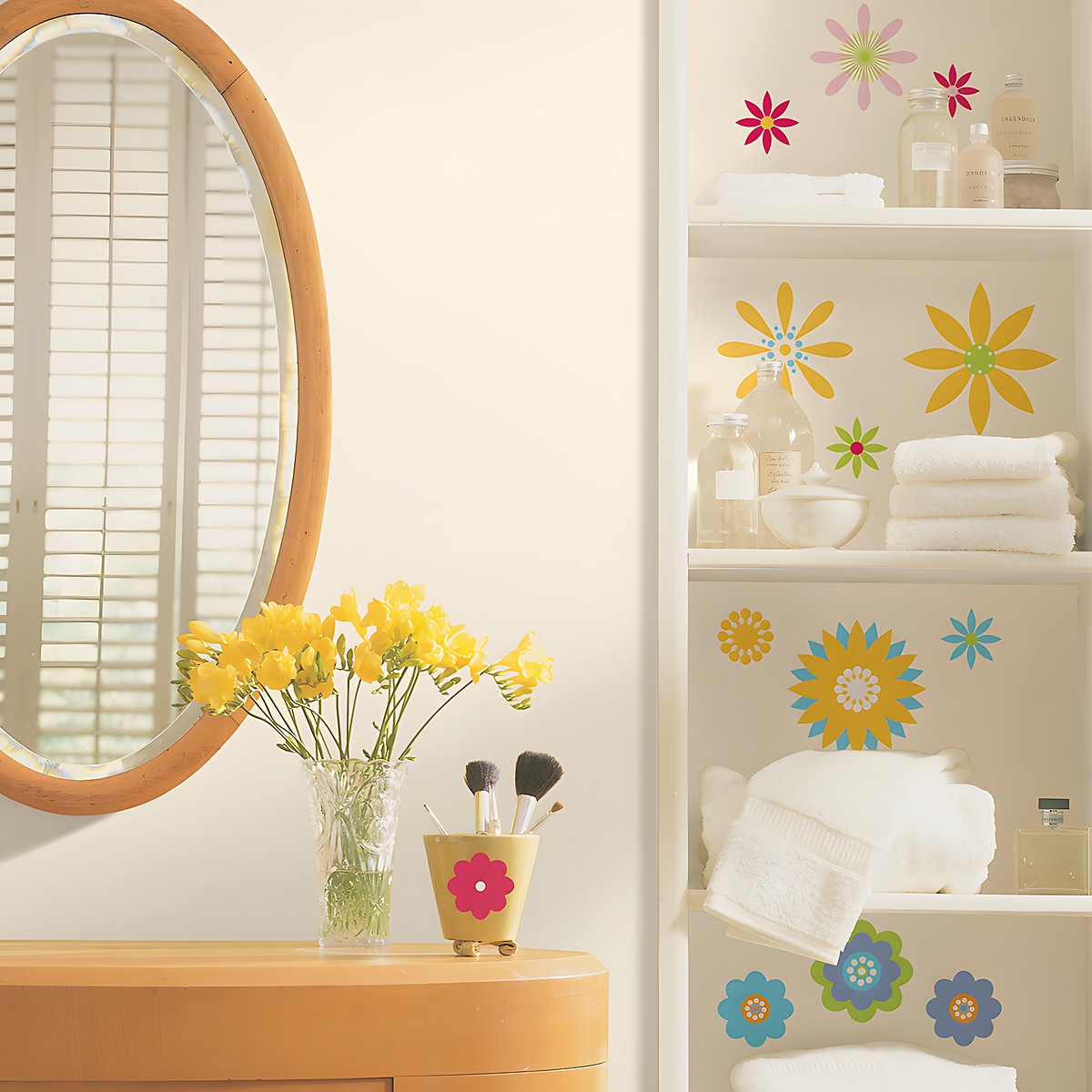 RoomMates Wandsticker Graphic Flowers Peel & Stick, bunte grafische Blütenmotive an einem weißen Regal mit Handtüchern im Badezimmer