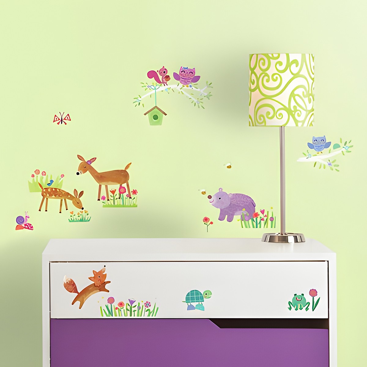RoomMates Wandsticker Woodland Baby, Waldtiere wie Reh, Fuchs, Eule und Eichhörnchen mit Blumen an einer grünen Kinderzimmerwand über einer lila Kommode