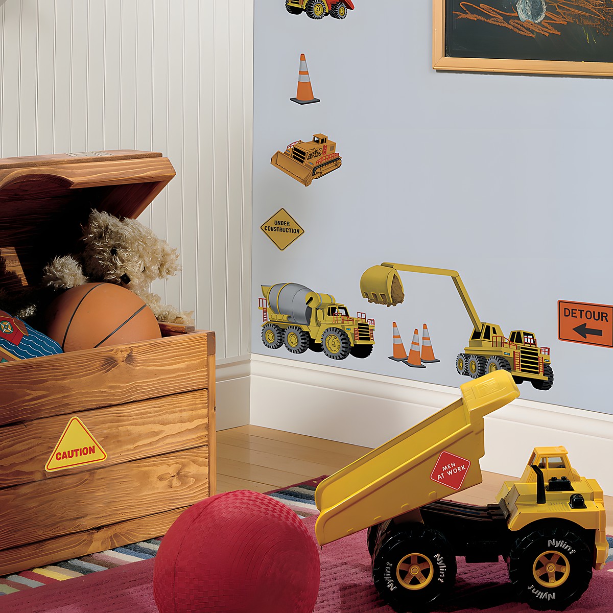 RoomMates Wandsticker Under Construction, Baustellenfahrzeuge und Warnschilder wie Bagger, Betonmischer und Detour-Schild an einer hellblauen Kinderzimmerwand