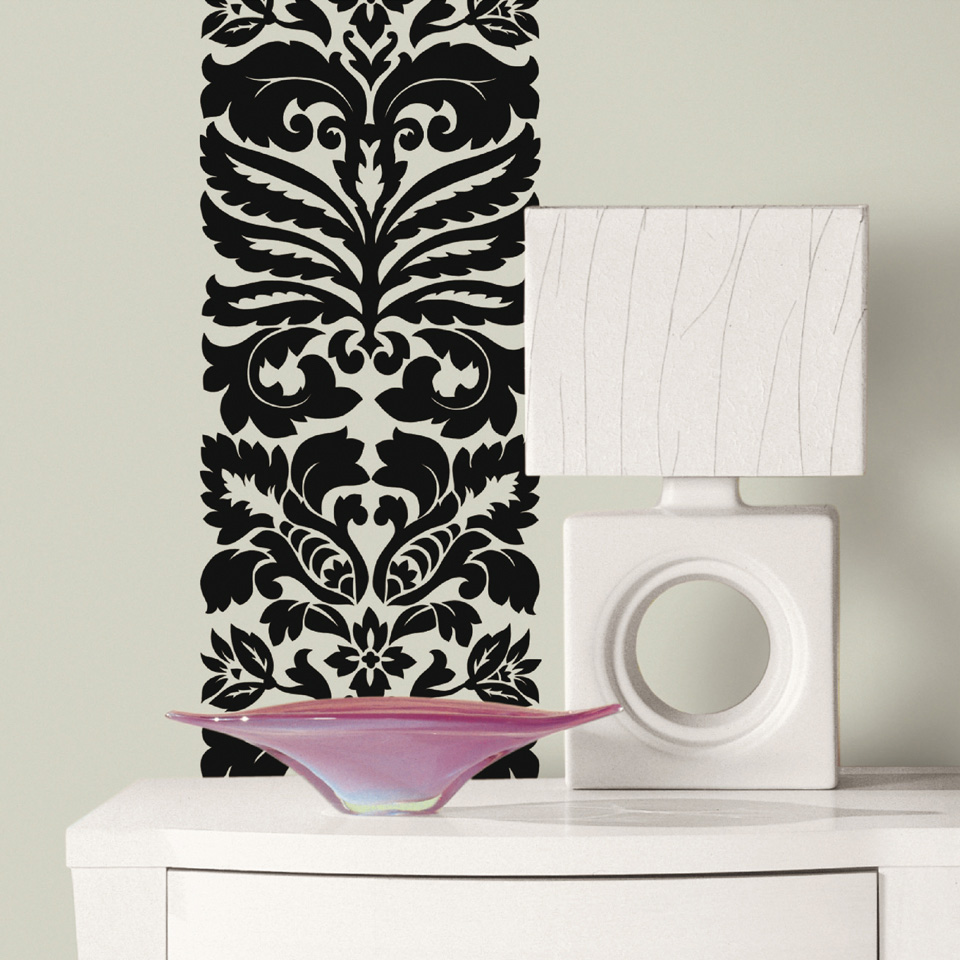 RoomMates Wandbild Class A Peel & Stick, schwarzes Damast-Ornament an einer graugrünen Wand hinter einer weißen Lampe