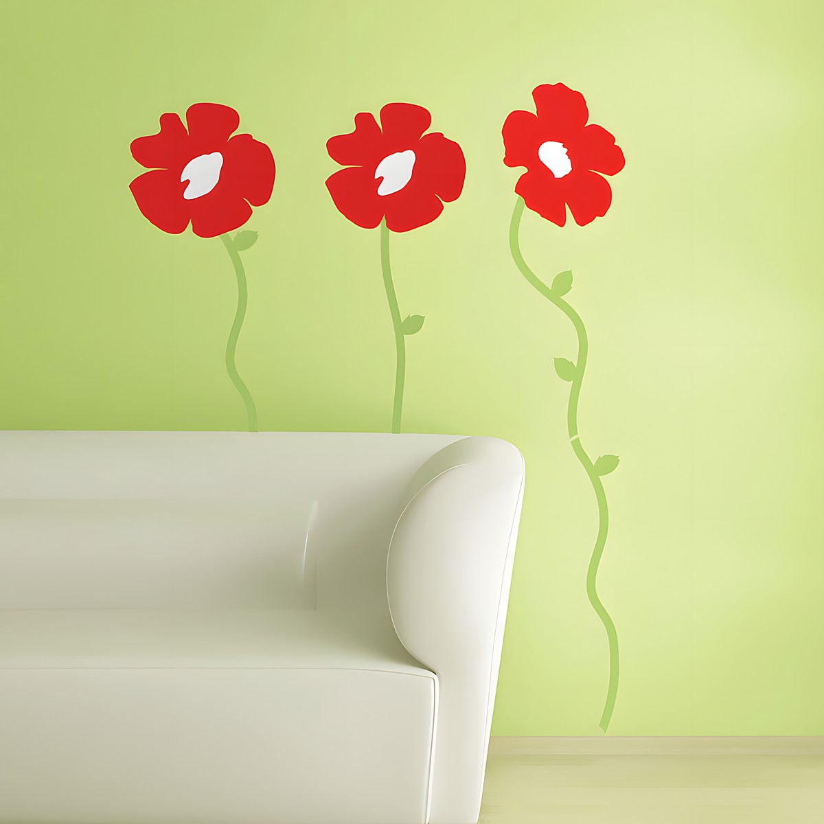 RoomMates Wandbild Poppies Peel & Stick, rote Mohnblüten mit grünen Stielen an einer hellgrünen Wand hinter einem Sofa