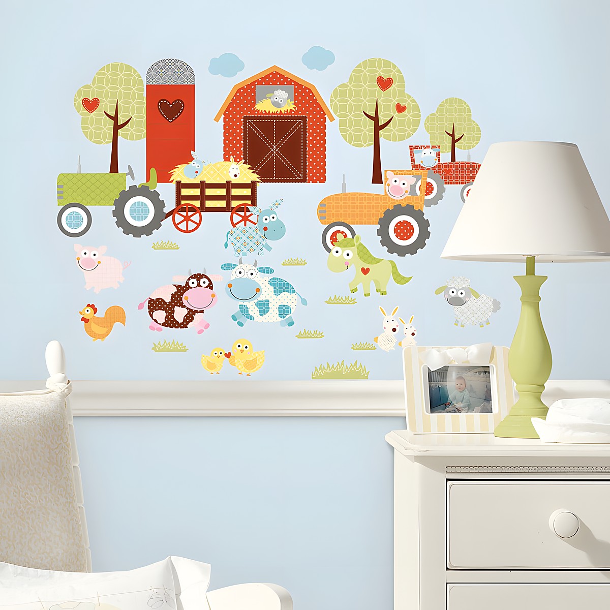 RoomMates Wandsticker Farmland Animals, bunte Bauernhoftiere mit Scheune, Traktor und Bäumen an einer hellblauen Kinderzimmerwand über einer Kommode