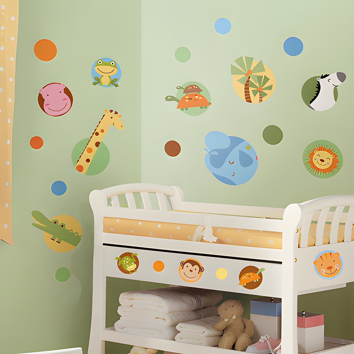 RoomMates Wandbild Jungle Animal Polka Dot, Dschungeltiere in bunten Punktkreisen wie Affe, Frosch, Giraffe und Elefant an einer grünen Kinderzimmerwand über einer Wickelkommode
