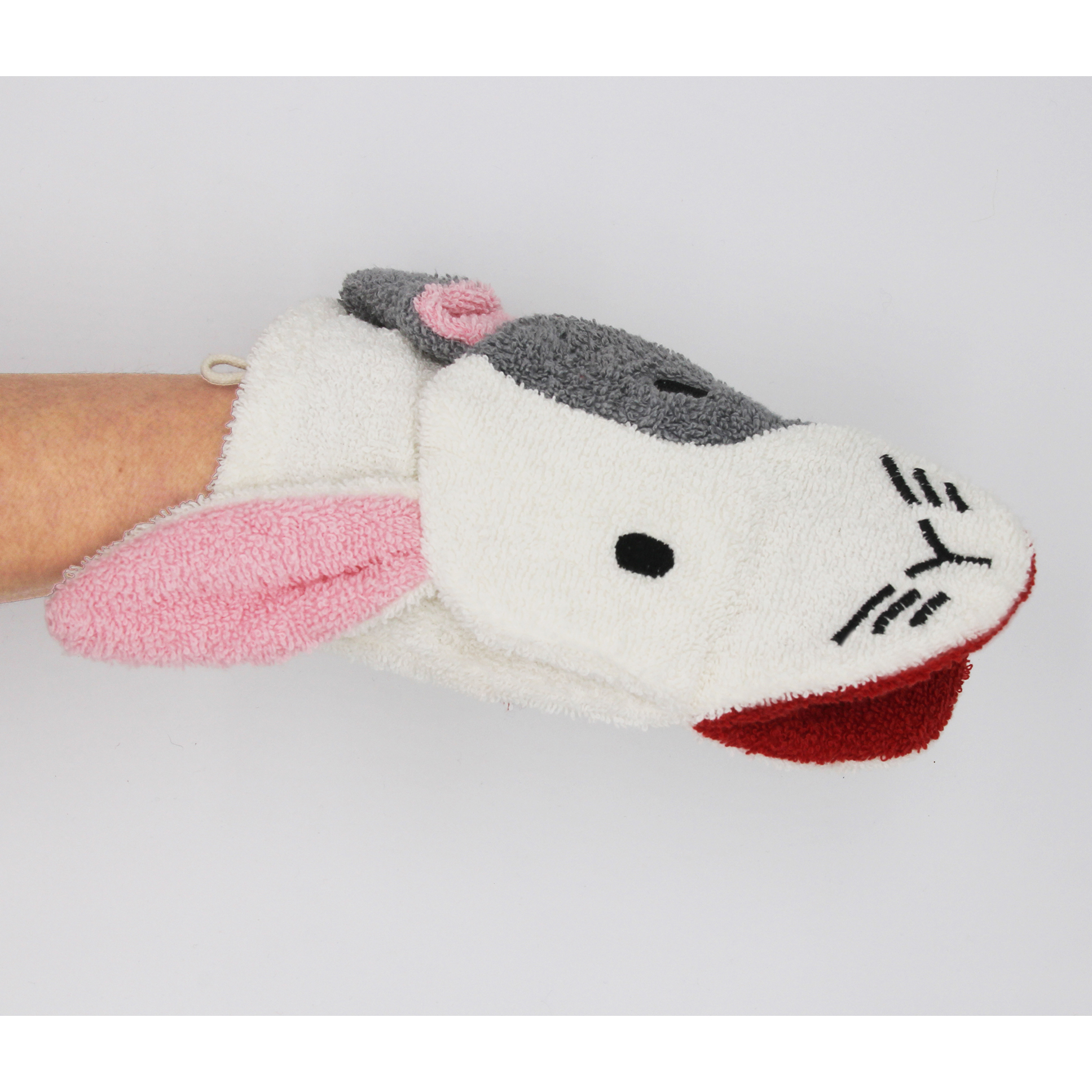 Fürnis Bio-Waschlappen Hase Henry als Waschhandschuh am Arm, geöffnetes Maul mit roter Innenseite