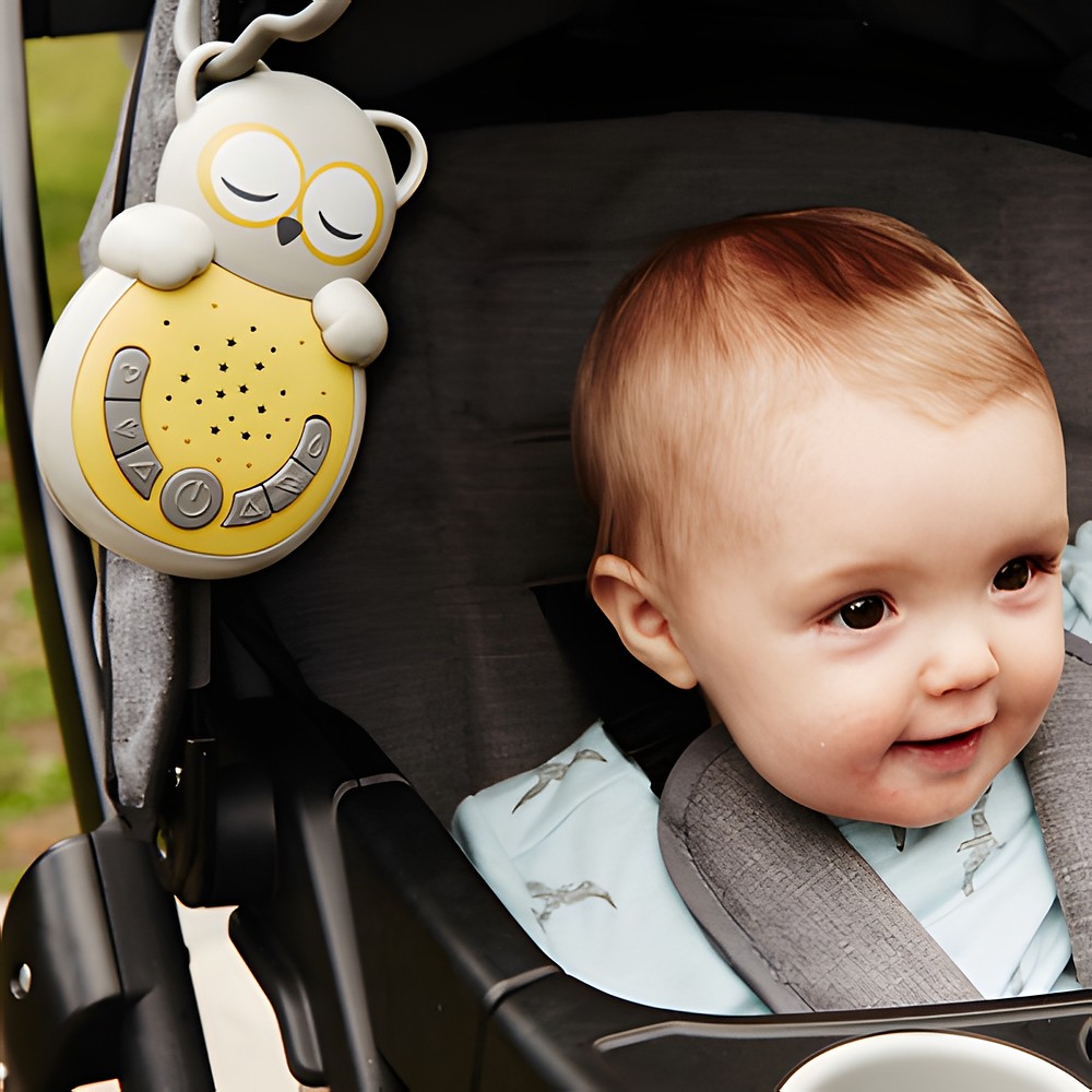 Cloud b Einschlafhilfe Sweet Dreamz on the Go Eule, Anwendungsfoto: Gerät am Kinderwagen, Baby im Hintergrund