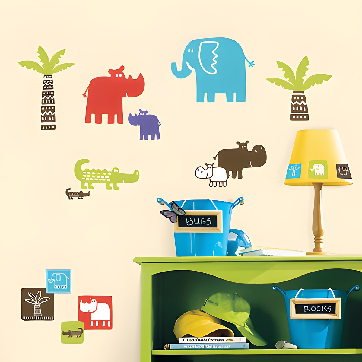RoomMates Wandsticker Safari Blocks, grafische Safaritiere wie Elefant, Nashorn und Krokodil mit Palmen an einer cremefarbenen Kinderzimmerwand über einer Kommode