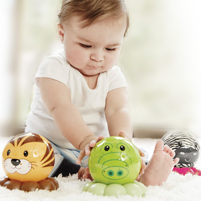 Cloud b sleep aid Dreamz to Go, lifestyle photo of baby playing with tiger, crocodile and zebra night lights