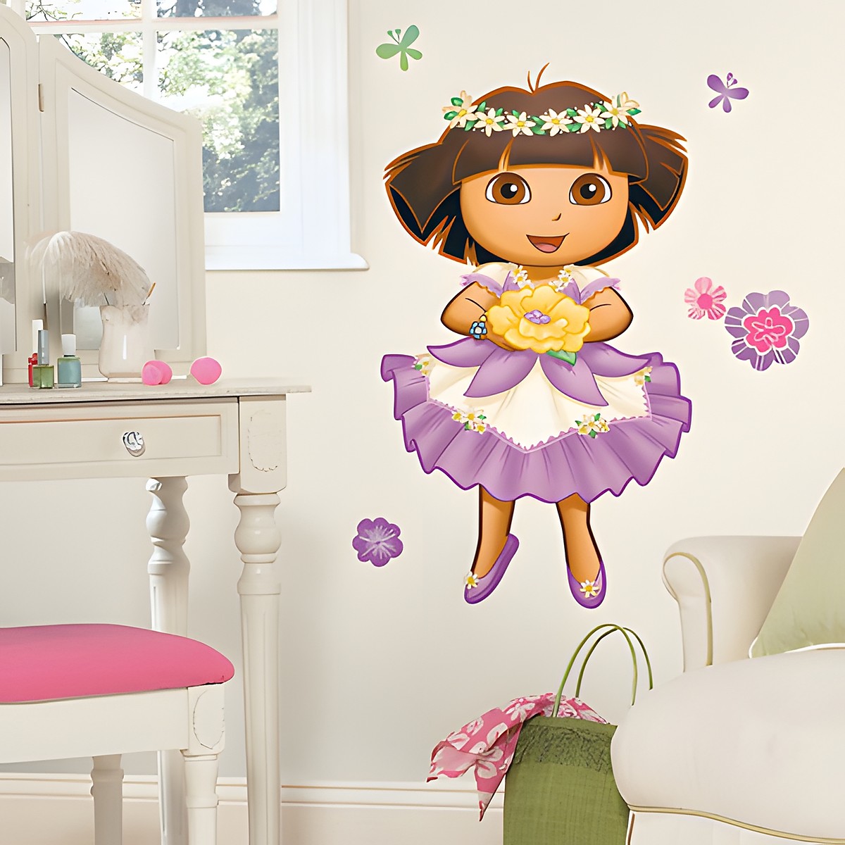 RoomMates Wandbild Dora's verzauberter Wald, Dora im lila Blumenkleid mit Blumenkranz an einer cremefarbenen Kinderzimmerwand neben einem Sessel