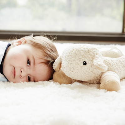 Cloud b Einschlafhilfe Twilight Buddies Hase, Anwendungsfoto mit Kleinkind neben dem Kuscheltier