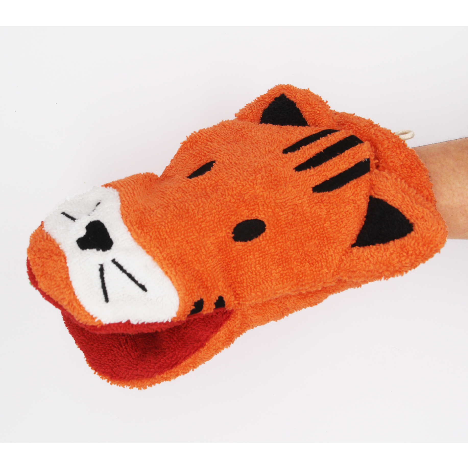 Fürnis Bio-Waschlappen Tiger Theo als Waschhandschuh am Arm, geöffnetes Maul mit roter Innenseite