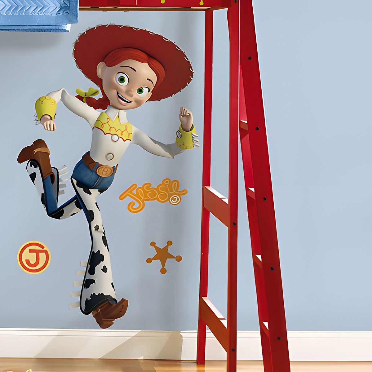 RoomMates Wandbild Disney Pixar Toy Story Jessie, Jessie mit rotem Hut und Kuh-Print-Hose an einer blauen Kinderzimmerwand neben einem roten Klettergerüst